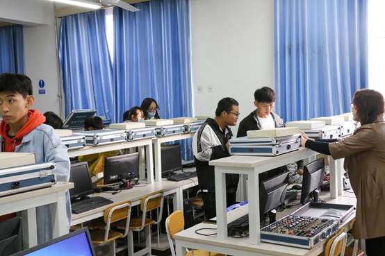 桌子上放着笔记本电脑的一群人中度可信度描述已自动生成